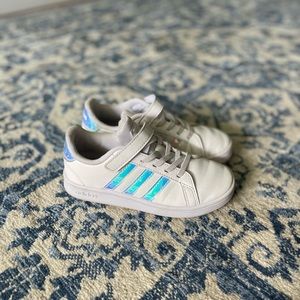 Excellent condition adidas girls Velcro shoes.
